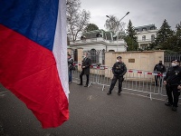 Záber z 18. apríla na ruskú ambasádu v Prahe. Aj vtedy jej okolie strážili ťažkoodenci pred protestujúcimi.