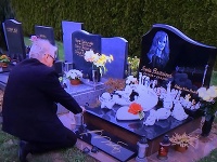 Josef Rychtář pri hrobe svojej zosnulej manželky. 