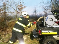 Viac ako 40 hasičov zasahuje pri požiari pri Žiline.