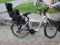 Podľa prvotných informácií mala ísť 58-ročná žena na bicykli a viesť na vôdzke psa. Podľa prvotných informácií mala ísť 58-ročná žena na bicykli a viesť na vôdzke psa.
