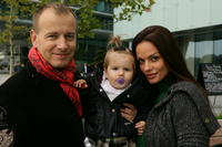 Boris Kollár s partnerkou a dcérkou.
