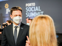 Premiér Eduard Heger počas sociálneho summitu EÚ v kongresovom centre Alfandega v portugalskom meste Porto