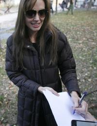 Angelina Jolie rozdáva v Maďarsku autogramy