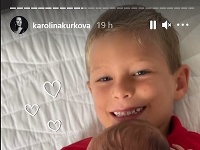 Prostredný syn Karolíny Kurkovej má z malej sestričky veĺkú radosť. 