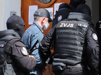 Eskorta privádza obvineného bývalého šéfa protikorupčnej jednotky Roberta Krajmera do budovy Špecializovaného trestného súdu v Banskej Bystrici