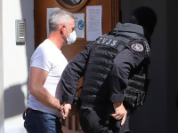 Obvinený bývalý prezident Policajného zboru SR Tibor Gašpar prichádza do budovy Špecializovaného trestného súdu v Banskej Bystrici