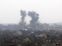 Dym stúpa po izraelských raketových útokoch v Gaze