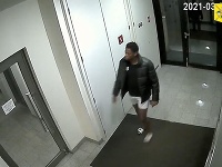Polícia pátra po tomto mužovi. Polícia pátra po tomto mužovi.