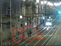 Mobil si všimla, ale majiteľke nič nepovedala. Mobil si všimla, ale majiteľke nič nepovedala.