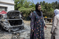 Auto, v ktorom sedela Nadine zasiahla raketa Hamasu. Auto, v ktorom sedela Nadine zasiahla raketa Hamasu.