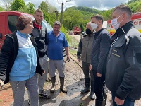 Obec spustošili hektolitre vody, na situáciu sa prišli pozrieť aj vládni predstavitelia. Obec spustošili hektolitre vody, na situáciu sa prišli pozrieť aj vládni predstavitelia.
