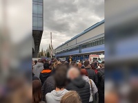 Pred očkovacie centrum prišli desiatky ľudí Pred očkovacie centrum prišli desiatky ľudí