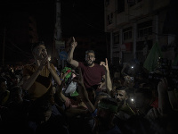 Palestínčania v uliciach oslavujú prímerie