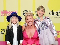 Speváčka Pink so synom a dcérou. 