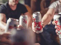 Novinku Budvar 33 dostanete v plechovkách, fľašiach a pre HoReCa segment je dostupný aj v sudoch, takže si ho vychutnáte aj čapovaný