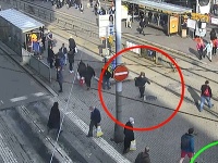 Mladík z miesta činu ušiel. Mladík z miesta činu ušiel.