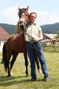 Miloš ma na svojom statku viacero koní. 