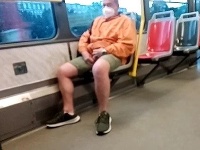 Muž sa neváhal ukájať v električke Muž sa neváhal ukájať v električke