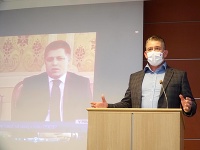 Mikulec dnes púšťal na tlačovke viaceré videá Fica z roku 2009. Mikulec dnes púšťal na tlačovke viaceré videá Fica z roku 2009.