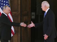 Vladimir Putin a Joe Biden pri vzájomnom stretnutí Vladimir Putin a Joe Biden pri vzájomnom stretnutí