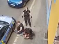 Polícia muža spacifikovala a držala na zemi. Polícia muža spacifikovala a držala na zemi.