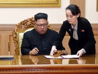 Severokórejský líder Kim Čong-un a jeho sestra Kim Jo-Čong. Severokórejský líder Kim Čong-un a jeho sestra Kim Jo-Čong.
