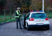 Uzatvorená cesta policajtmi k miestu činu v Limbachu. 