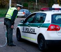 Uzatvorená cesta policajtmi k miestu činu v Limbachu. 