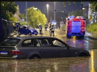  Na snímke auto na zaplavenej ulici v Stuttgarte v pondelok 28. júna 2021.