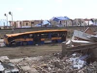 Autobus bol po zásahu tornáda úplne zničený.