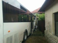 V obci Huncovce narazil autobus do rodinného domu
