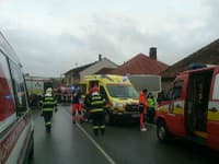 V obci Huncovce narazil autobus do rodinného domu