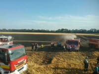 Viac ako tridsiatka hasičov zasahuje pri požiari obilia v katastri obce Veľké Úľany v okrese Galanta.