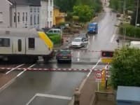 Obrázok zachytáva vlak rútiaci sa na auto. Obrázok zachytáva vlak rútiaci sa na auto.