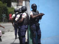 Policajti hliadkujú pri pátraní po podozrivých z vraždy haitského prezidenta Jovenela Moïseho v Port-au-Prince.