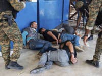 Podozriví z atentátu na haitského prezidenta Jovenel Moïseho sú po zadržaní  ležia na podlahe pri Generálnom riaditeľstve polície v Port-au-Prince.