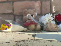 Ľudia priniesli k miestu tragédie kvety a plyšového medvedíka.