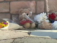 Ľudia priniesli k miestu tragédie kvety a plyšového medvedíka.