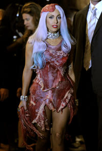 Lady Gaga v kostýme zo surového mäsa. V podobnom sa v nedeľu predstaví Leoš Mareš.