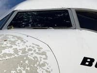 Krúpy poškodili aj čelné okná pilotov.