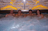Chalani z kapely naberajú večer sily v hotelovom bazéne.