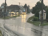 Zaplavená Strelecká ulica v Šamoríne. 