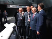 Vladimir Putin na obhliadke na aerosalóne. Vladimir Putin na obhliadke na aerosalóne.