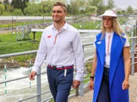 Takto vyzerá oblečenie zo slávnostného ceremoniálu olympiády v Tokiu. Dizajnéri sa v kúskoch, ktoré predviedli vodní slalomári Jakub Grigar a Eliška Mintálová, inšpirovali orientálnymi strihmi.