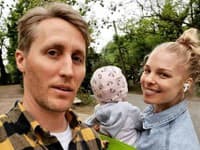 Matej Sajfa Cifra a Veronika Cifrová Ostrihoňová publikujú fotografie, kde ich dcéru Sáru nevidno do tváre. Matej Sajfa Cifra a Veronika Cifrová Ostrihoňová publikujú fotografie, kde ich dcéru Sáru nevidno do tváre.