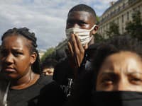 Tisíce ľudí v sobotu protestovali v centre Paríža proti údajnému rasizmu a násiliu v radoch polície. Tisíce ľudí v sobotu protestovali v centre Paríža proti údajnému rasizmu a násiliu v radoch polície.