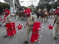 Indickí policajti kráčajú v