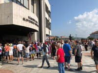 Protestujúci dav pred budovou parlamentu Protestujúci dav pred budovou parlamentu