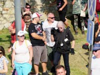 Demonštranti pred parlamentom