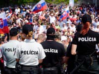 Demonštranti sú pred parlamentom aj v sobotu Demonštranti sú pred parlamentom aj v sobotu